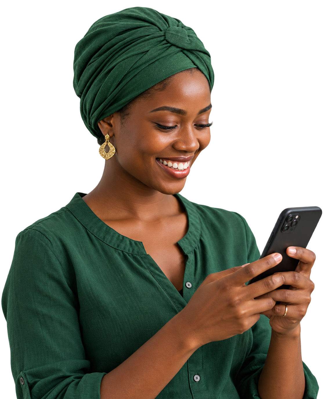 Une femme souriante consulte l’application Bankwooa sur son téléphone.